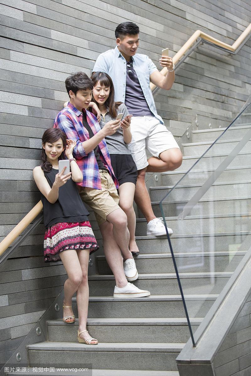 日专家警告小心「手机失智症」日本脑神经内科医师提醒，长时间、无目的地刷手机，可能