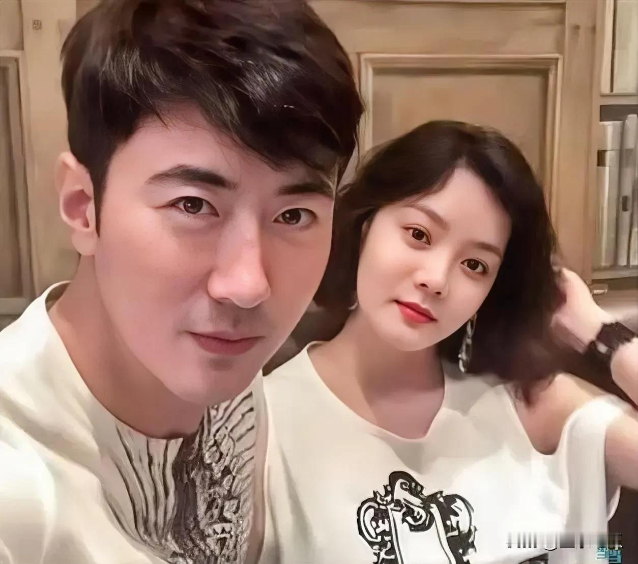这一男一女同框甚是亮眼呢！男士英俊潇洒，五官轮廓分明且端正，女士温婉动人，眉清目