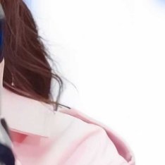 angelababy angelababy 人群自动退成布景，像被风吹散的铅笔画