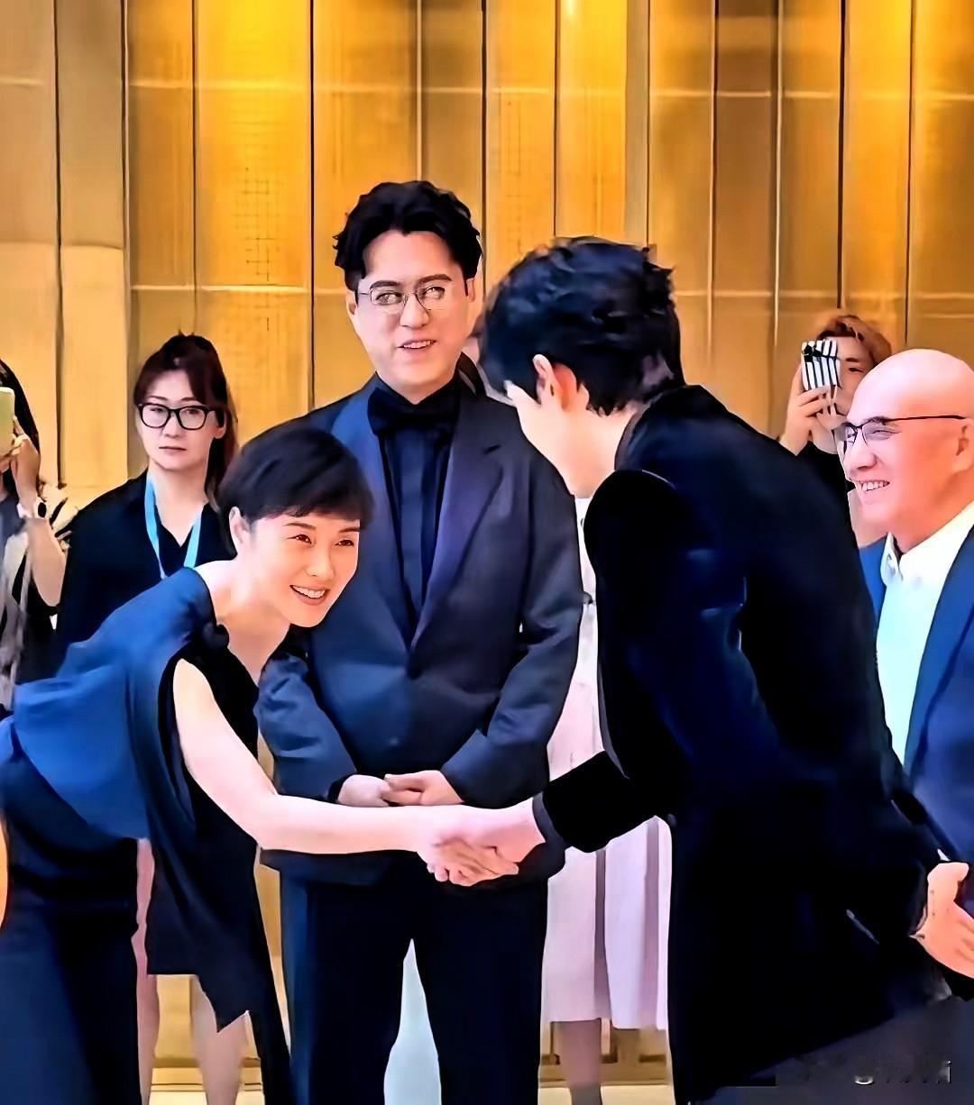 吴越那深深一鞠躬，
看得我心里一暖又一震。

好多人嚼舌根，说她咖位够高，对晚辈