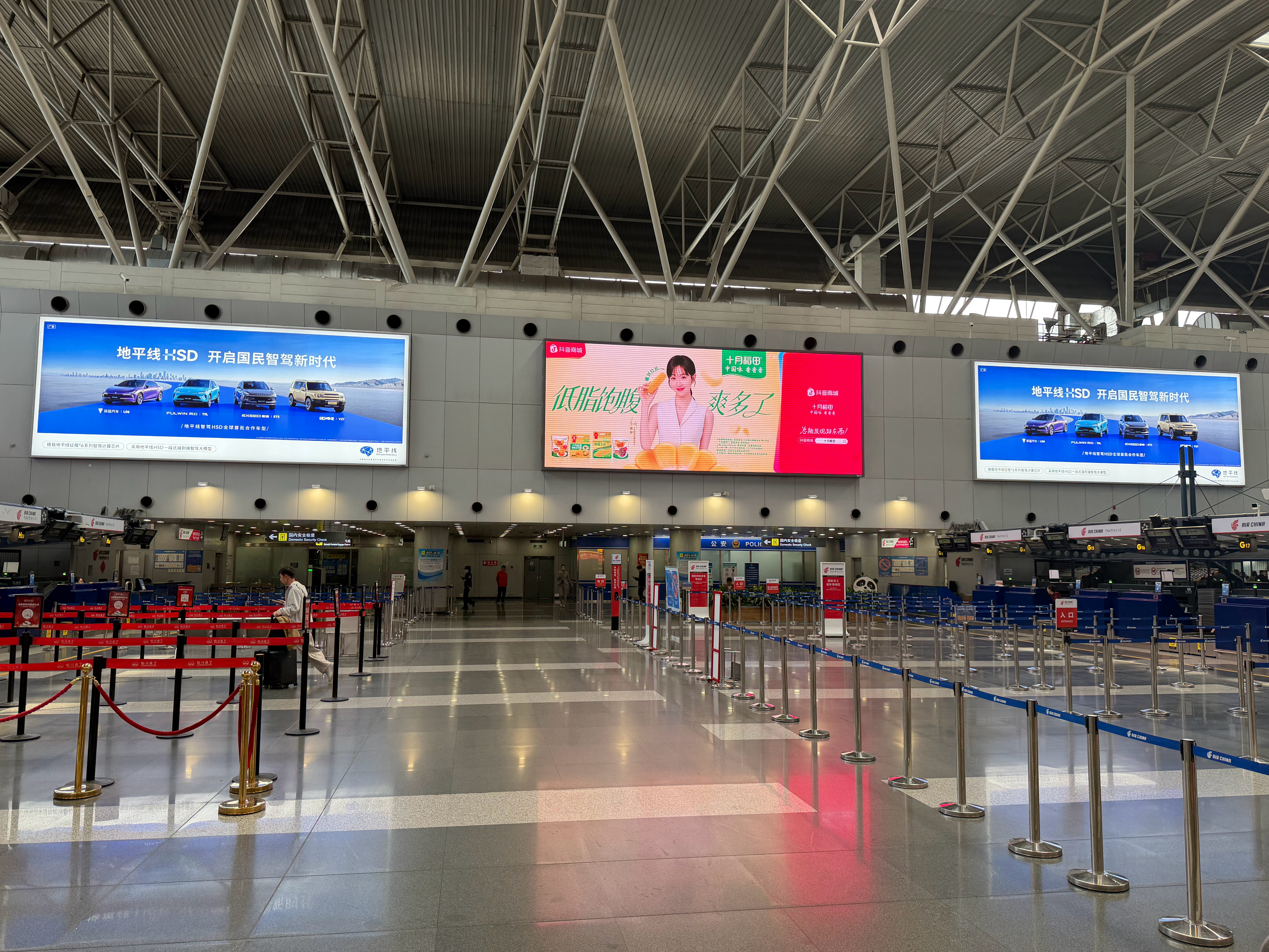 这绝对是我第一次在国内机场，看到国内纯智驾技术公司下场打C端品牌广告——地平线H