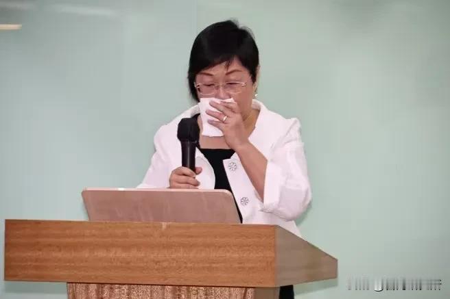 蓝白合力逼退民进党高官！徐佳青哽咽下台，这一仗赢得漂亮

根据台湾“中时电子报”
