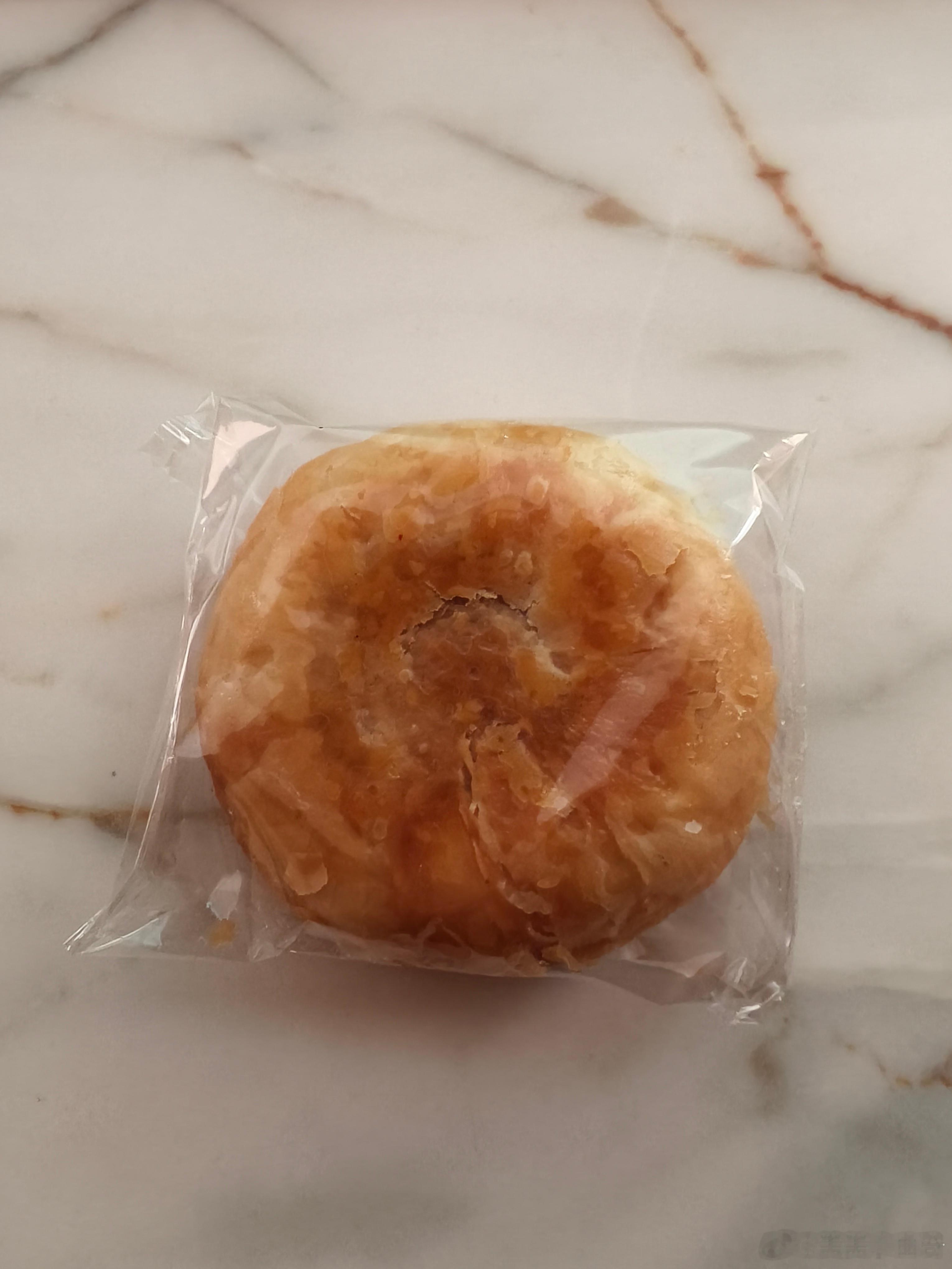 刚到工位，发现不知道谁放哪了个饼给我早饭直接吃了，椒盐味儿的真不错曾辉是真饿了曾