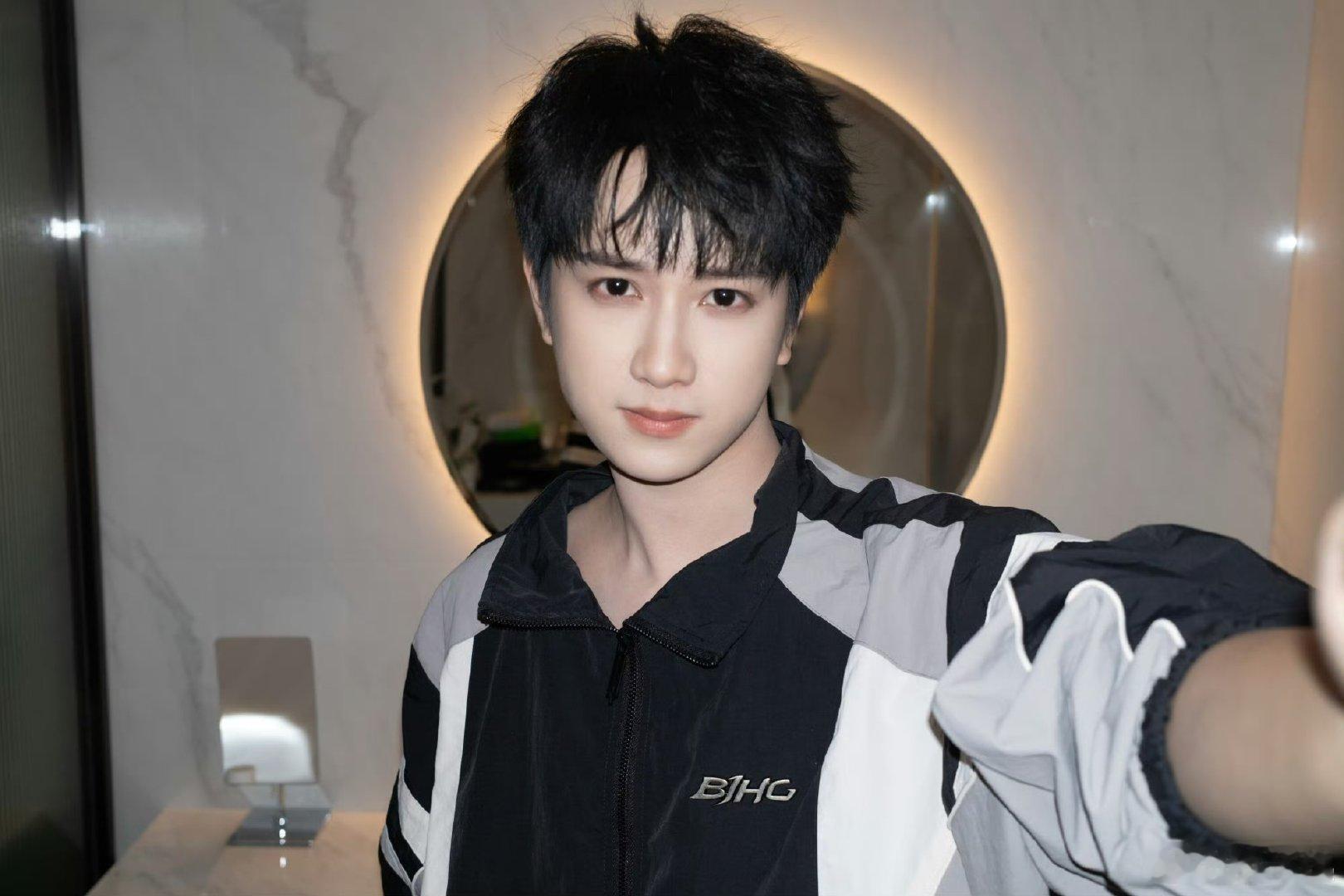 大屏给敖子逸整成啥了谁懂大屏的离谱！敖子逸 360° 无死角，结果大屏整出隐藏角