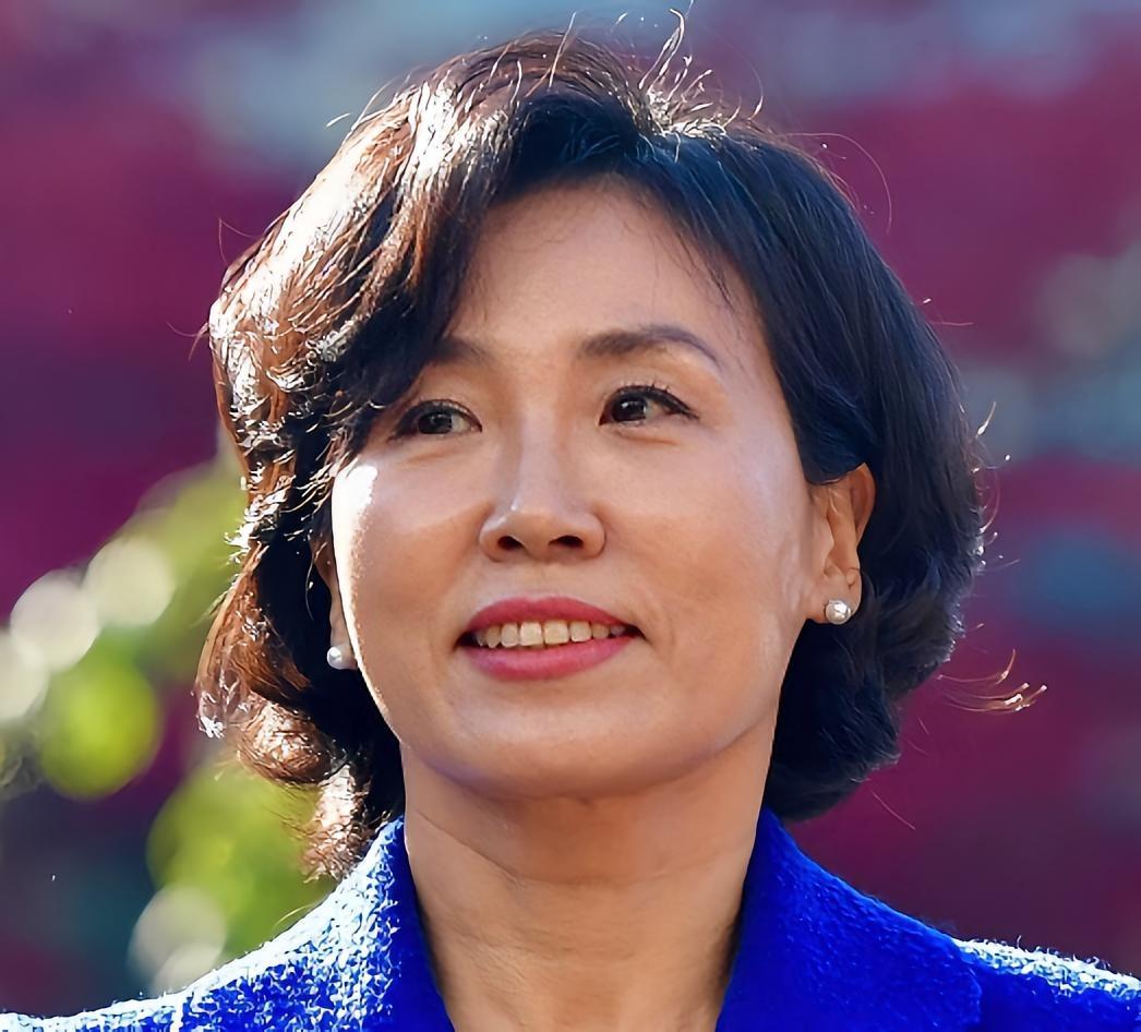 年 1 月 5 日，韩国总统李在明携夫人金惠景访华，金惠景在北京的侨界晚宴上身穿