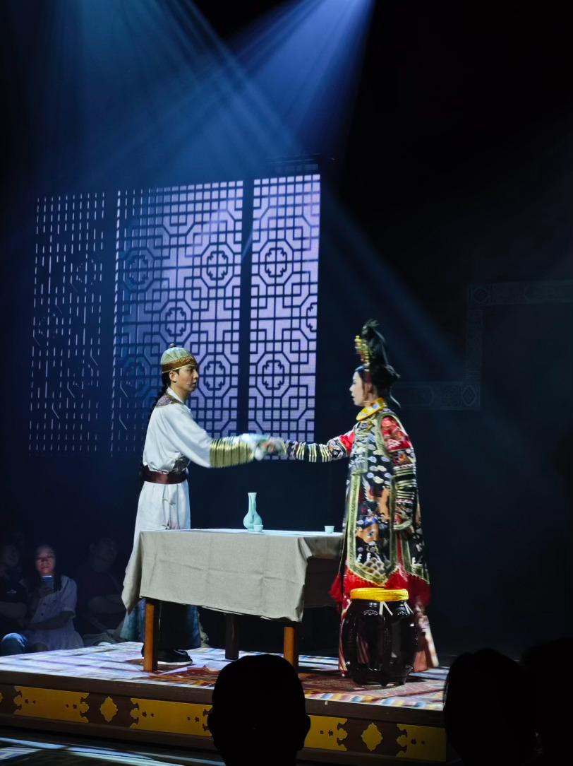 开心麻花甄嬛传武汉首场看了表演还是不错了，内容没有改变就是浓缩后节奏太快，加入一