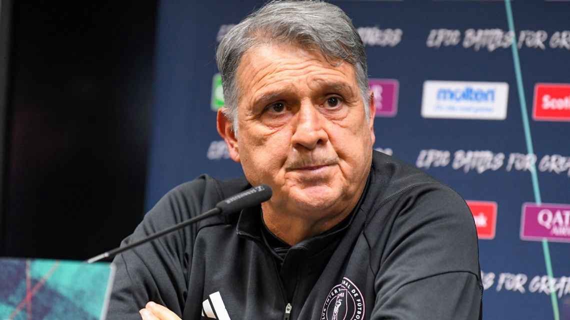 【希望马蒂诺能有点作用[二哈]】迈阿密主帅马蒂诺出席迈阿密国际vs纽约红牛赛前发