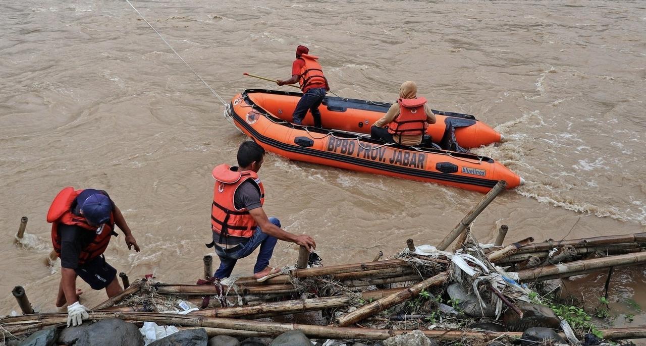 印尼遭遇毁灭性灾害！苏门答腊洪水泥石流致303死279失踪
 
11月29日印尼