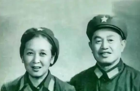 1940年，皮定均看上了女八路张烽，于是便托人去说媒。张烽得知后，对媒人说：“他