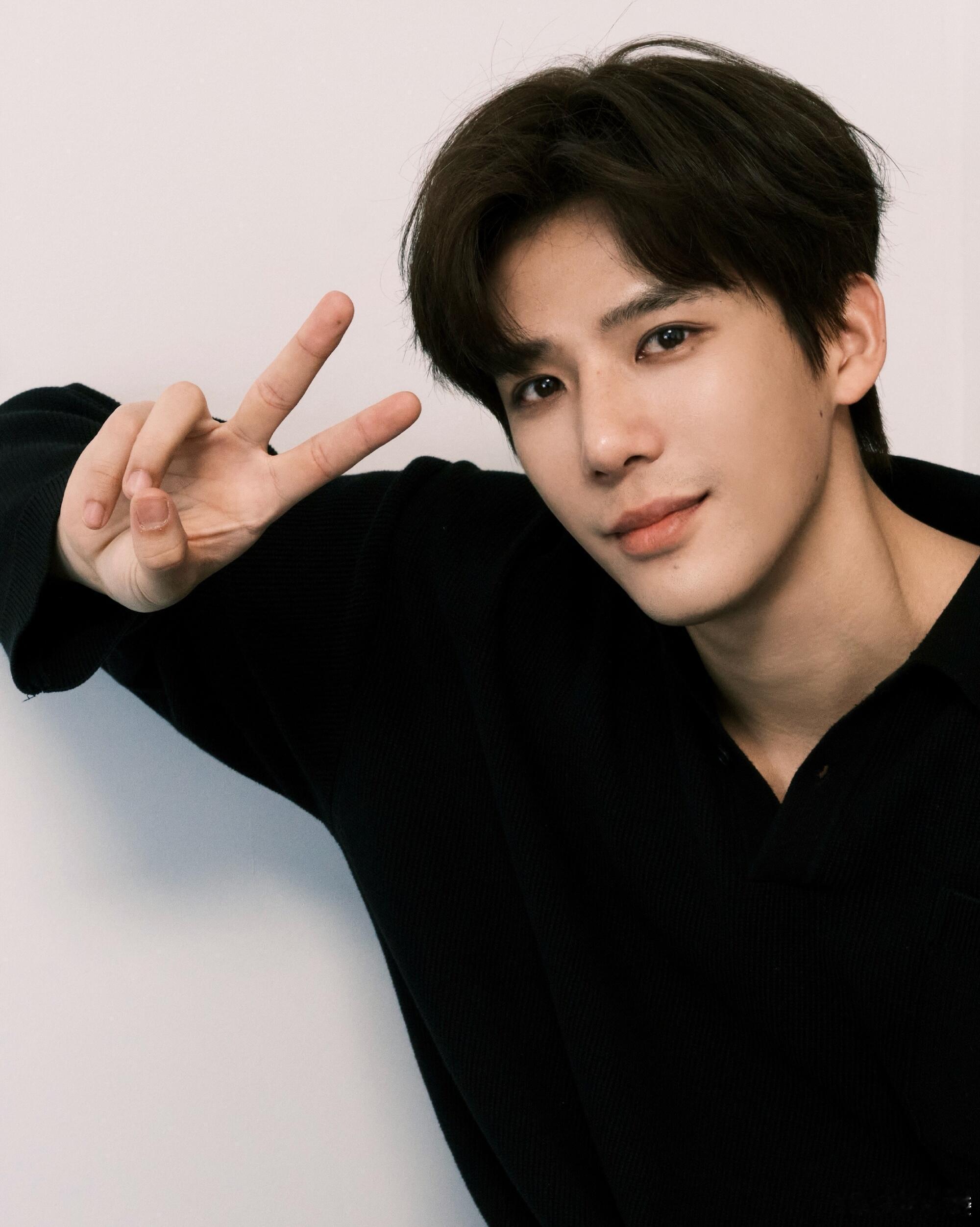 王安宇姚安娜二搭就这么有梗王安宇给姚安娜和烟花拍合照浪漫烟火夜景解锁全新名场面，