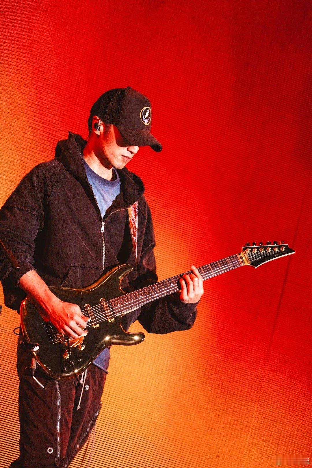 以前就喜欢谢霆锋拍的电影结果他现在沉迷做饭什么时候回来拍戏啊 