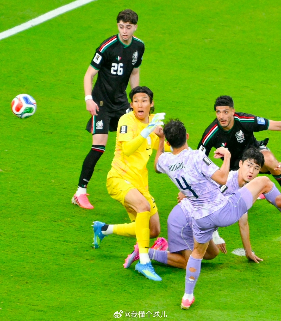 韩国门将巨大失误1-0拿下！墨西哥击败韩国提前锁定头名，罗莫笑纳门将大礼，孙兴慜