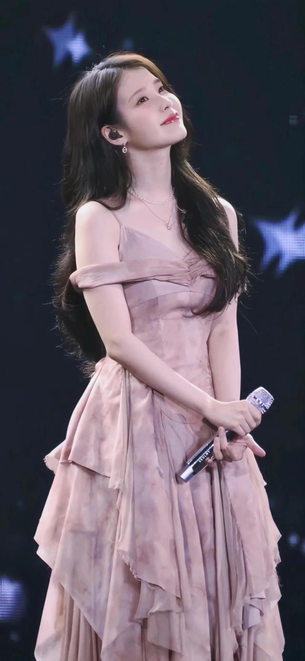 李知恩壁纸来啦。甜美暴击现场 全开麦演唱会现场 女明星 大明星