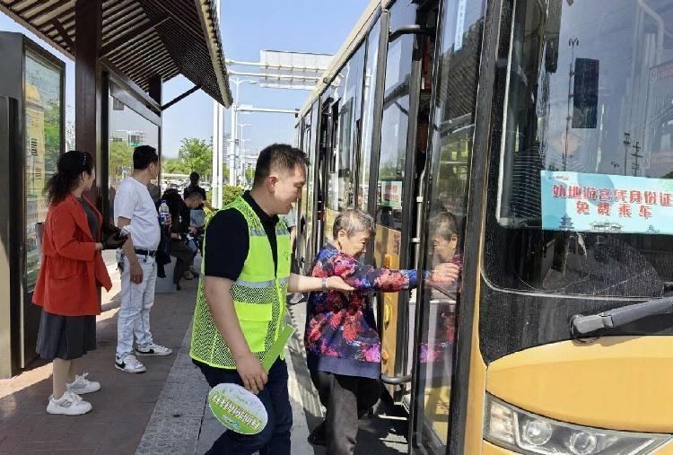 为了保障市民游客“五一”期间畅行扬州，扬州交通启动“硬核待客”服务，从枢纽到景区