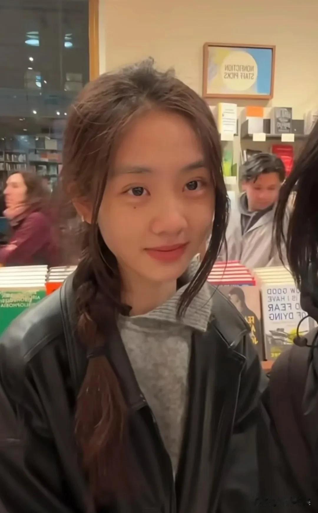 其实，我觉得黄多多是属于那种超级不上镜的美女，看她在美国留学时和粉丝的合照就知道