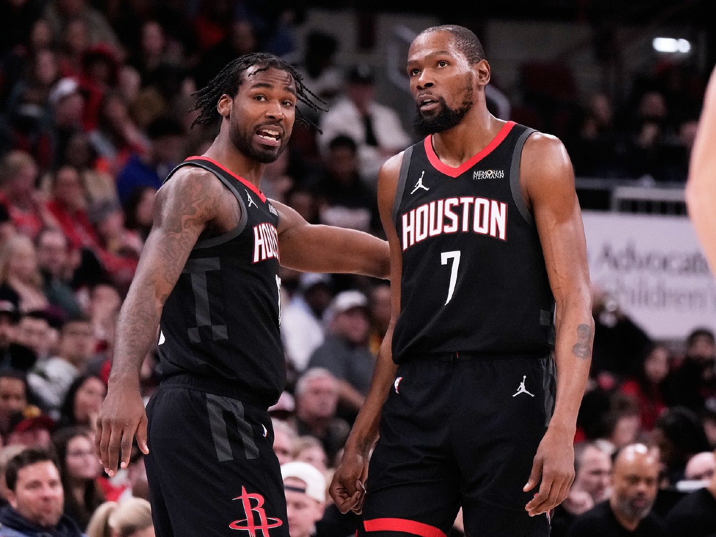 杜兰特昨日赛后接受采访谈到伊森的表现：“他今晚进入了很好的节奏，他很有侵略性，拿