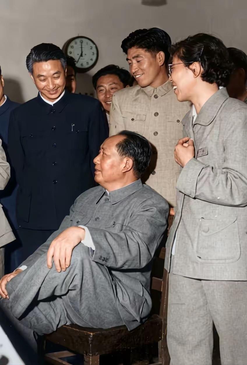 在椅子上坐着的是，伟人毛主席，其他人里面能认出三个，绝对是历史课代表。