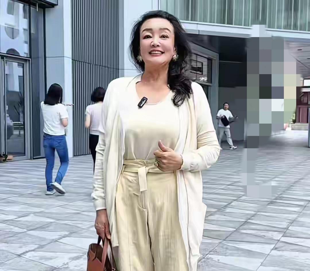 很多人还在期待玥儿霖霖长久定居北京，一则海外动态，让大家看清汪小菲长远的布局。张