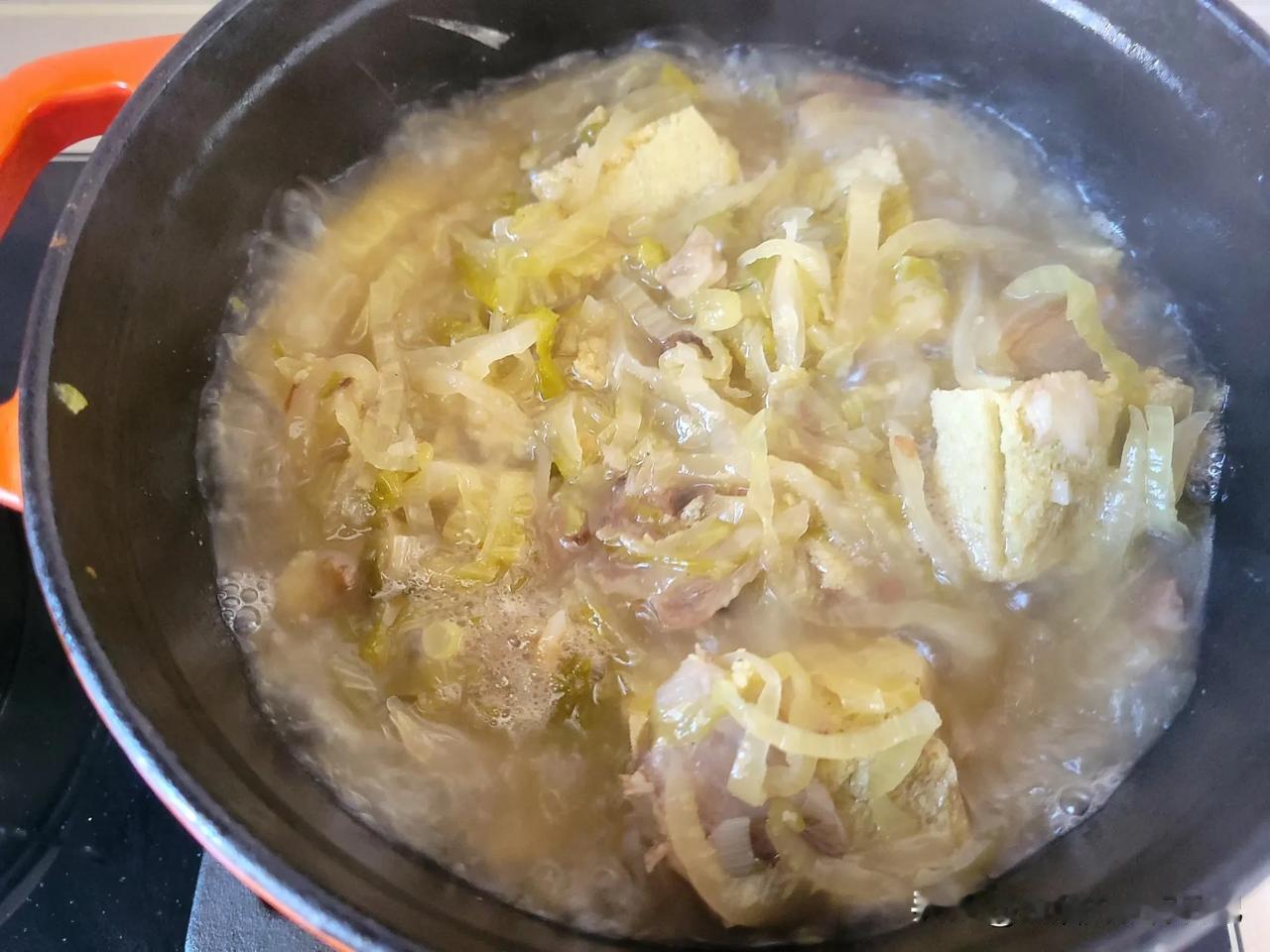 莜面是一种非常有营养的粗粮。昨晚我试着做了莜面鱼鱼，用炖的五花肉酸菜当汤料，非常