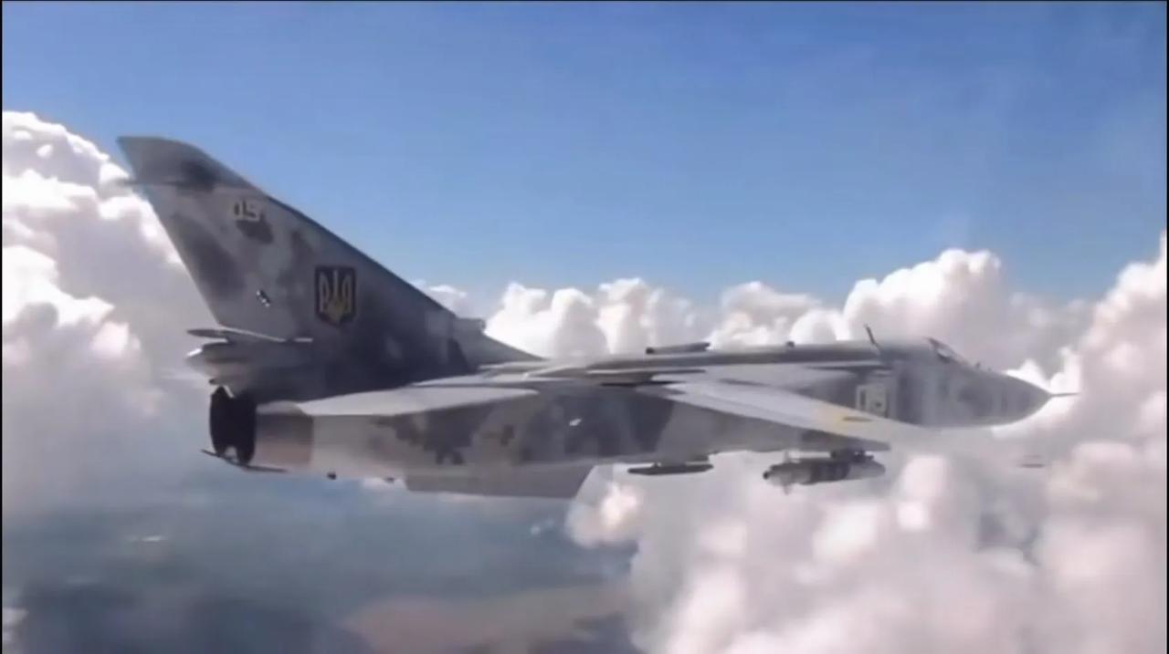 乌克兰空军的苏24在一次飞行中，测试了国产的滑翔炸弹。乌克兰同样继承了苏联时代大