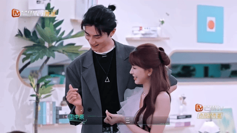 芒果恋综玩得好大心动双重奏真的被首期内容惊到，各种交叉互动轮番上演，刚看完公主抱