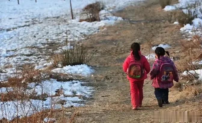 四名70岁的老人性侵了一名13岁的女孩。这四位老人是邻居，其中一位叫龙某某的老人