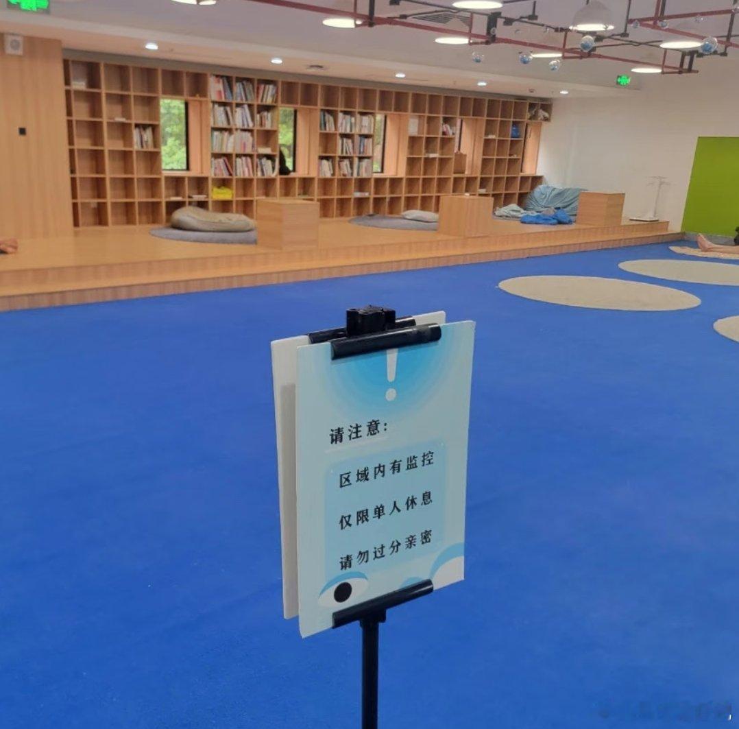 其实躺在沙发上休息还好吧，最忍受不了的是一些小情侣在图书馆腻腻歪歪，好像到了无人