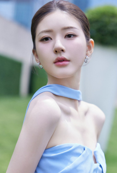 1. 刘亦菲已经连续五年拿下五大女刊金九封面，唐嫣也连续十二年给她送上生日祝福。