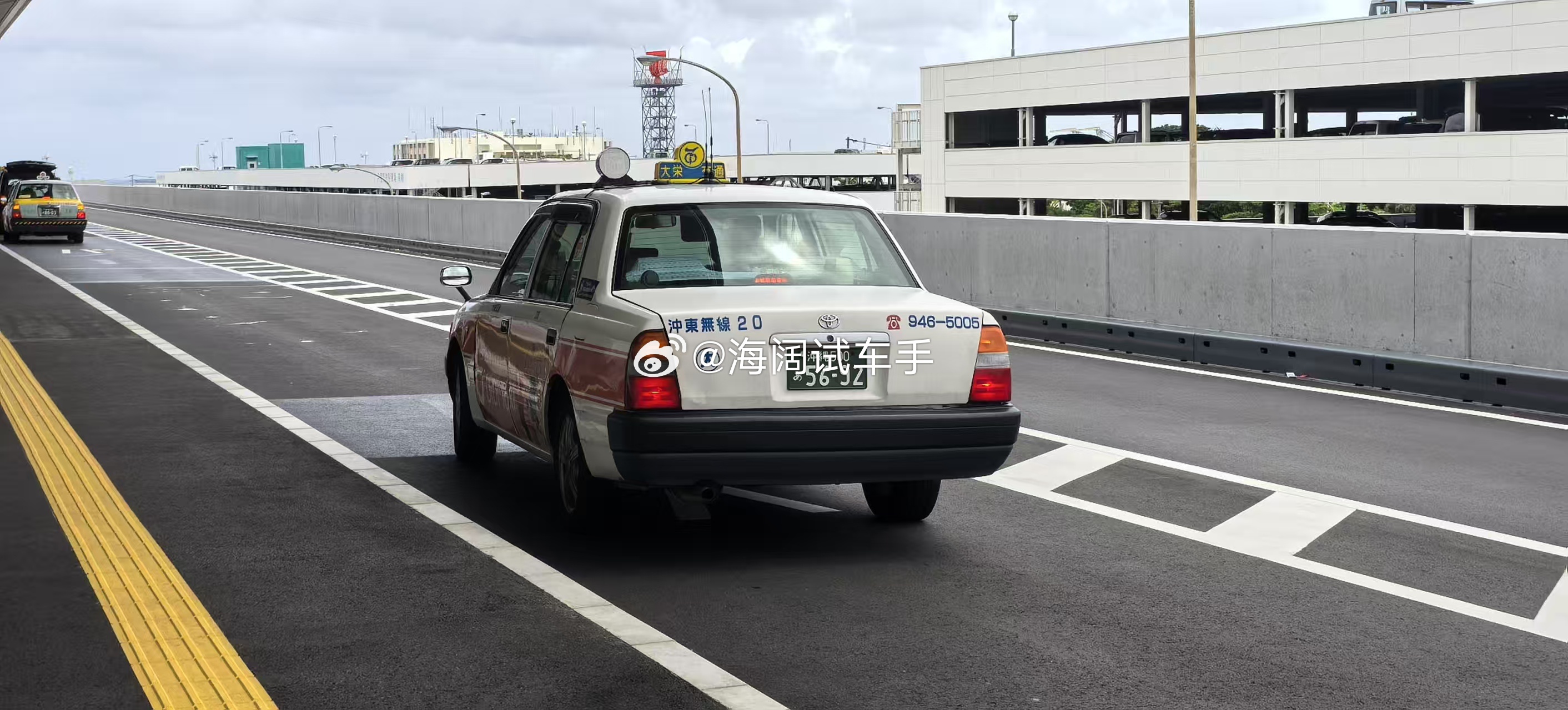 网友去日本打的皇冠出租车，白色的里程表转了一圈还在跑，黑色的跑了八十多万公里~~