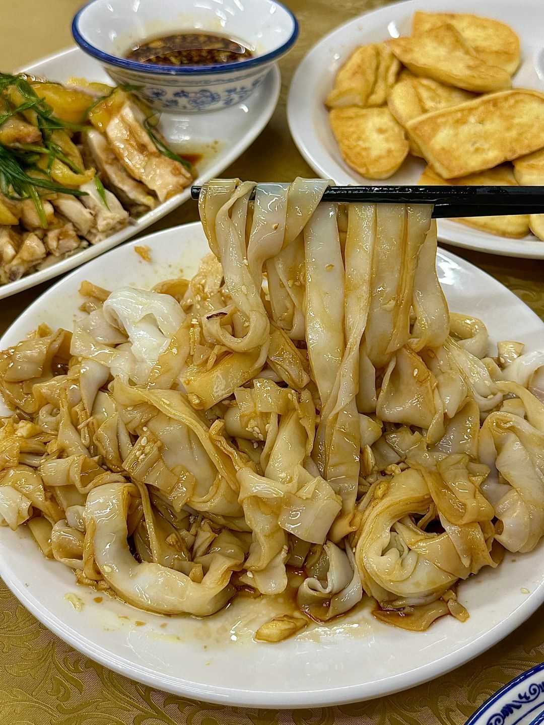 感谢本地人带路！韭菜油捞粉好香！！