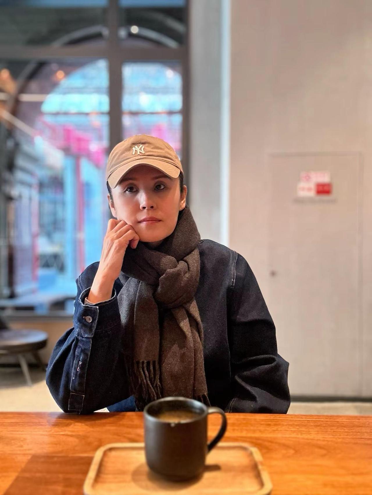 “人生的下半场，越走越快的是年龄，越走越明的是道路。活到这个岁数，早就不在意别人