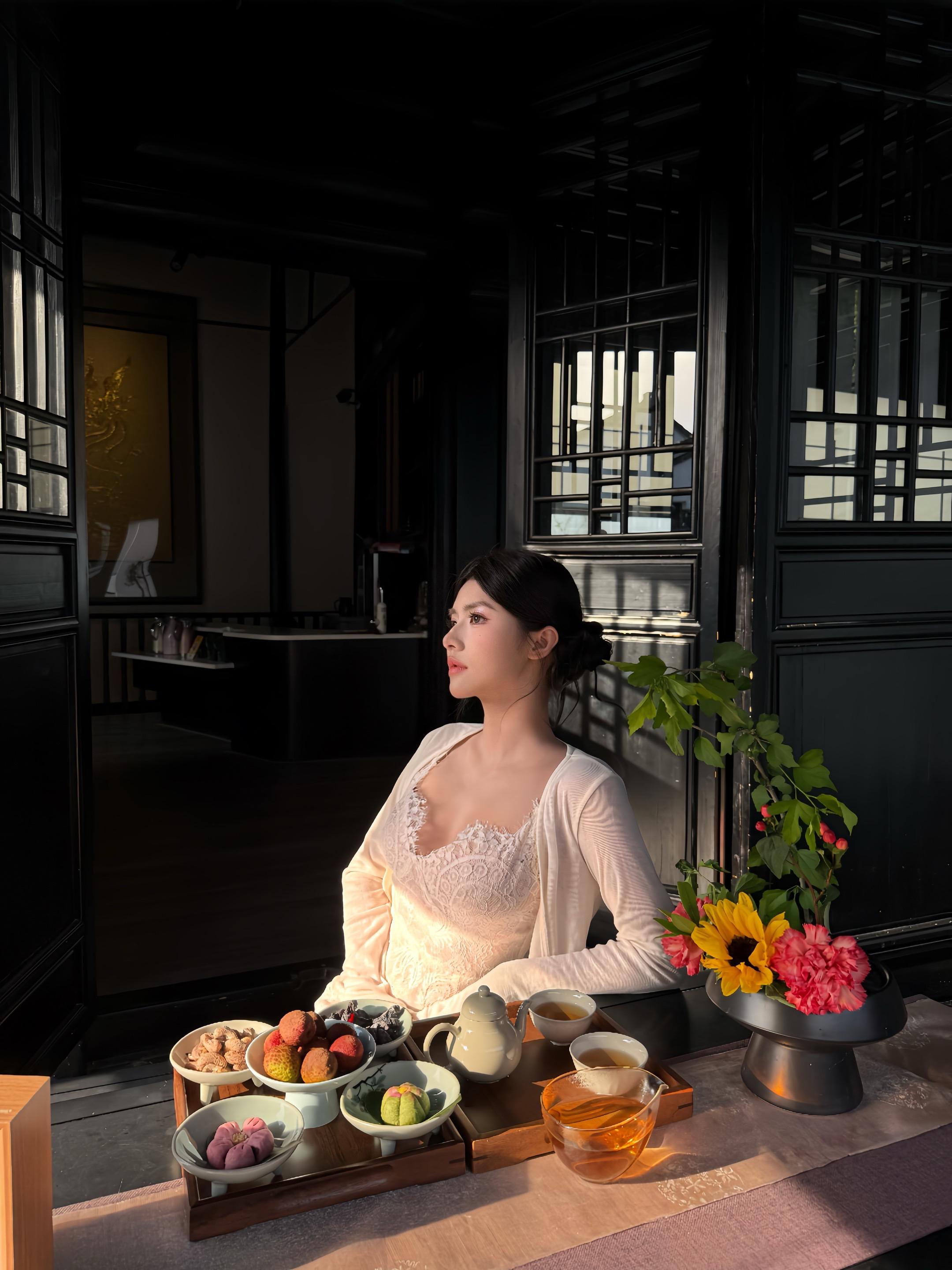 你泪如梨花洒满了纸上的天下 爱恨如写意山水画