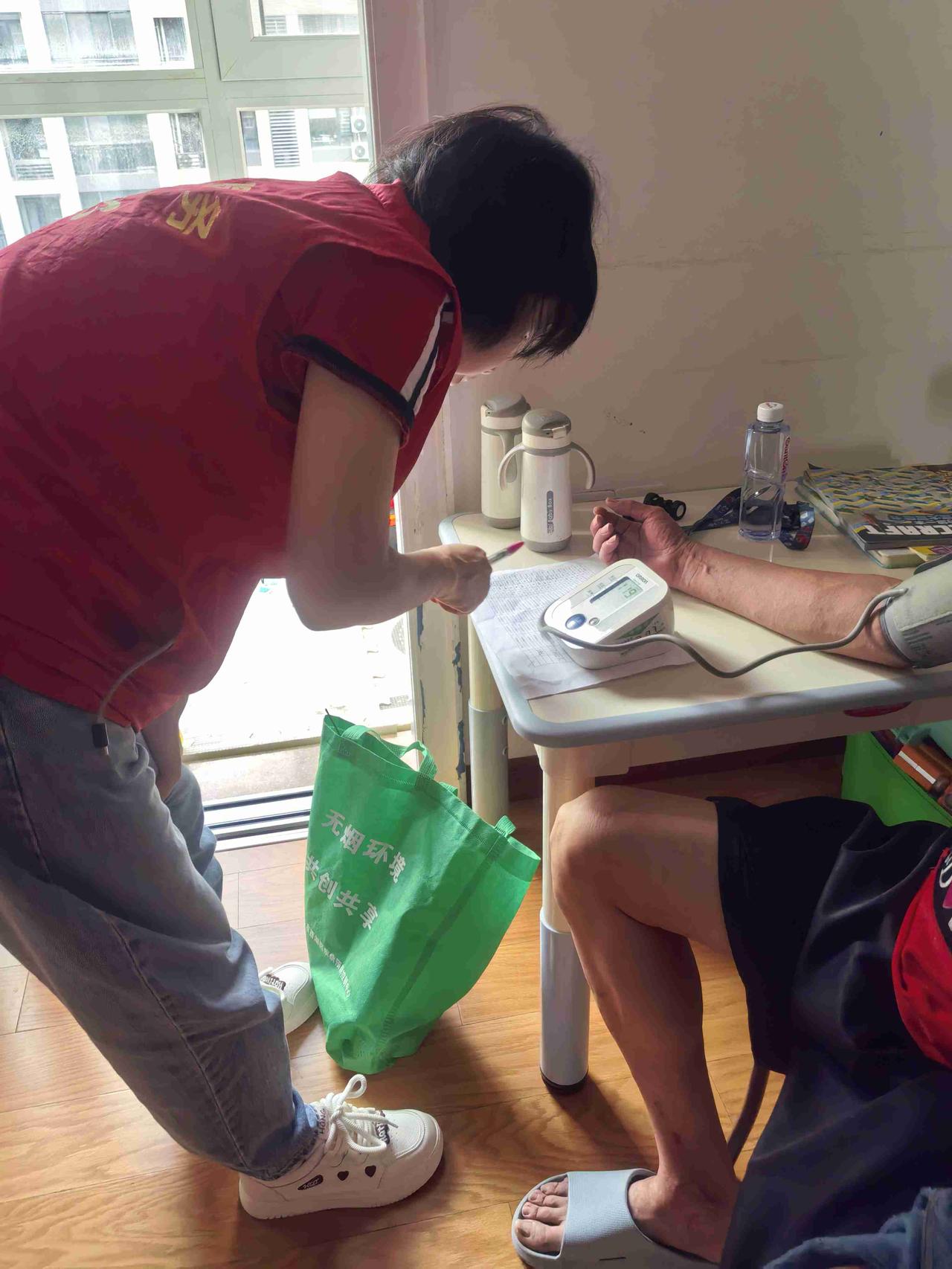 上门服务的女医生让我感动。

下午六点，我们准备吃晚饭，一个穿着红色马甲的女士在