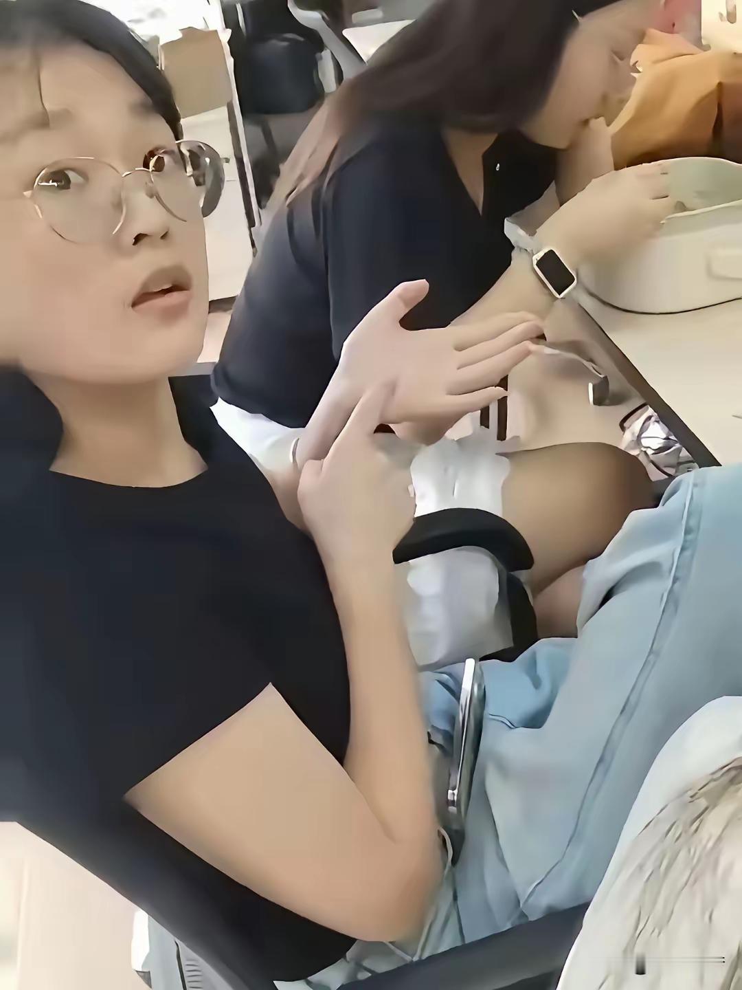沸沸扬扬的吃白食女成了网络红人[灵光一闪]这就是典型的既要又要，道德败坏自然心理