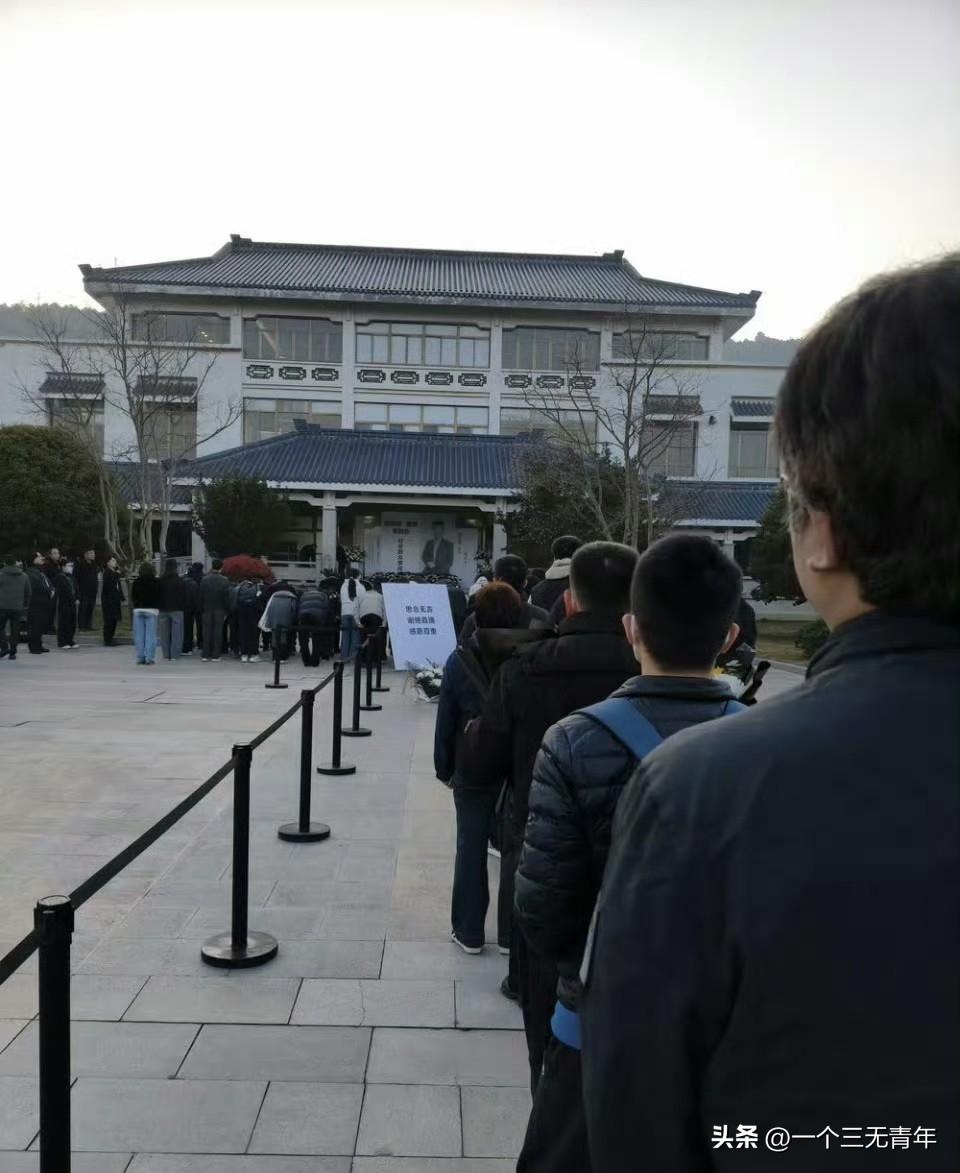 张雪峰老师他的离去引起这么大的悼念浪潮，原因很复杂，他是一个代表时代的复合体，集