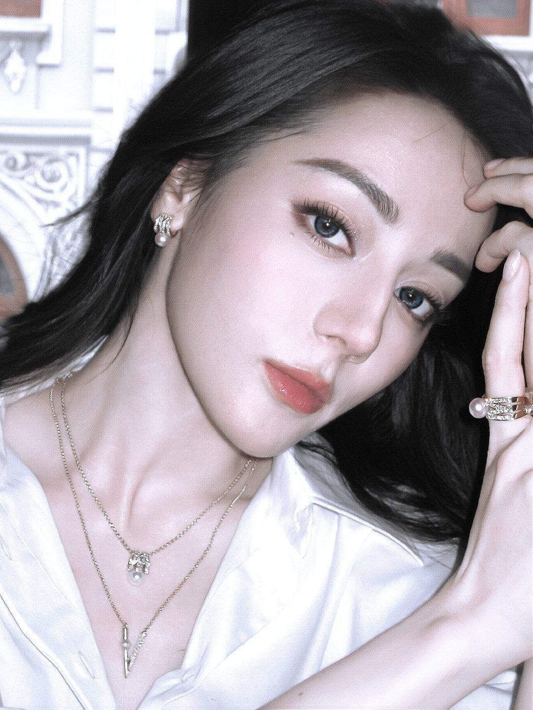 迪丽热巴[超话]让自己忙一点，忙到没有时间去思考无关紧要的事，很多事就这样悄悄地