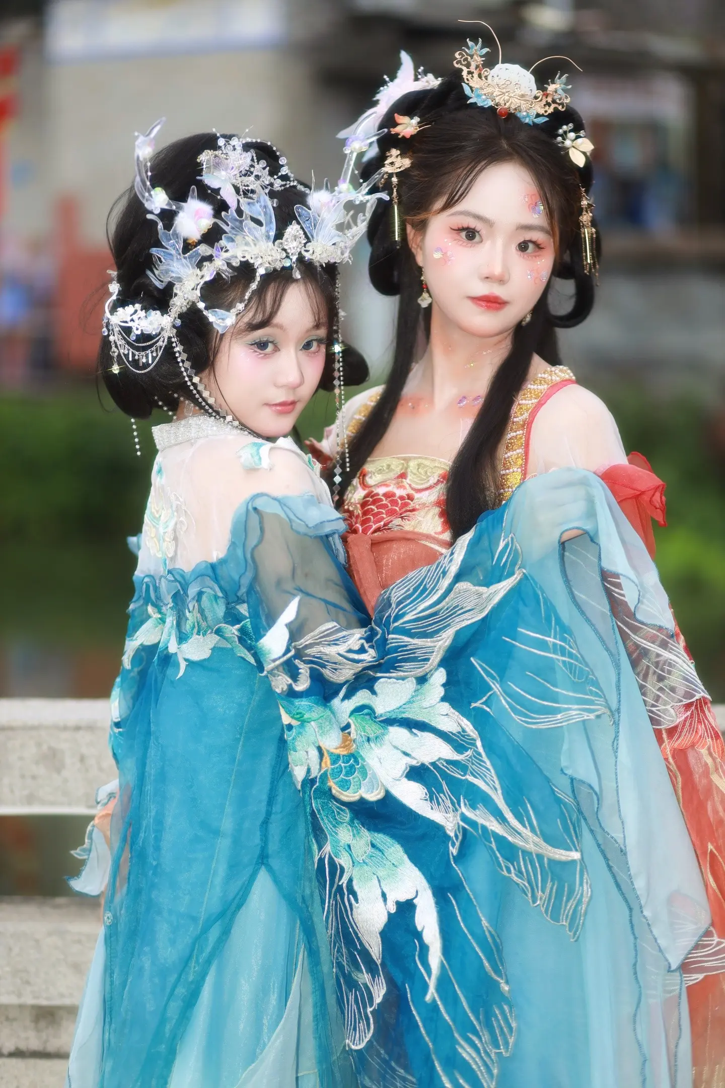 唔～妹妹我只要姐姐一个。红锦鲤和蓝锦鲤姐妹装