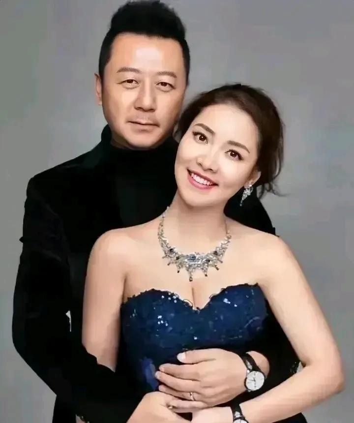 原来他们是一对恩爱夫妻！郭涛，著名电视剧《父母爱情》中饰演江德福的演员，他与梅婷