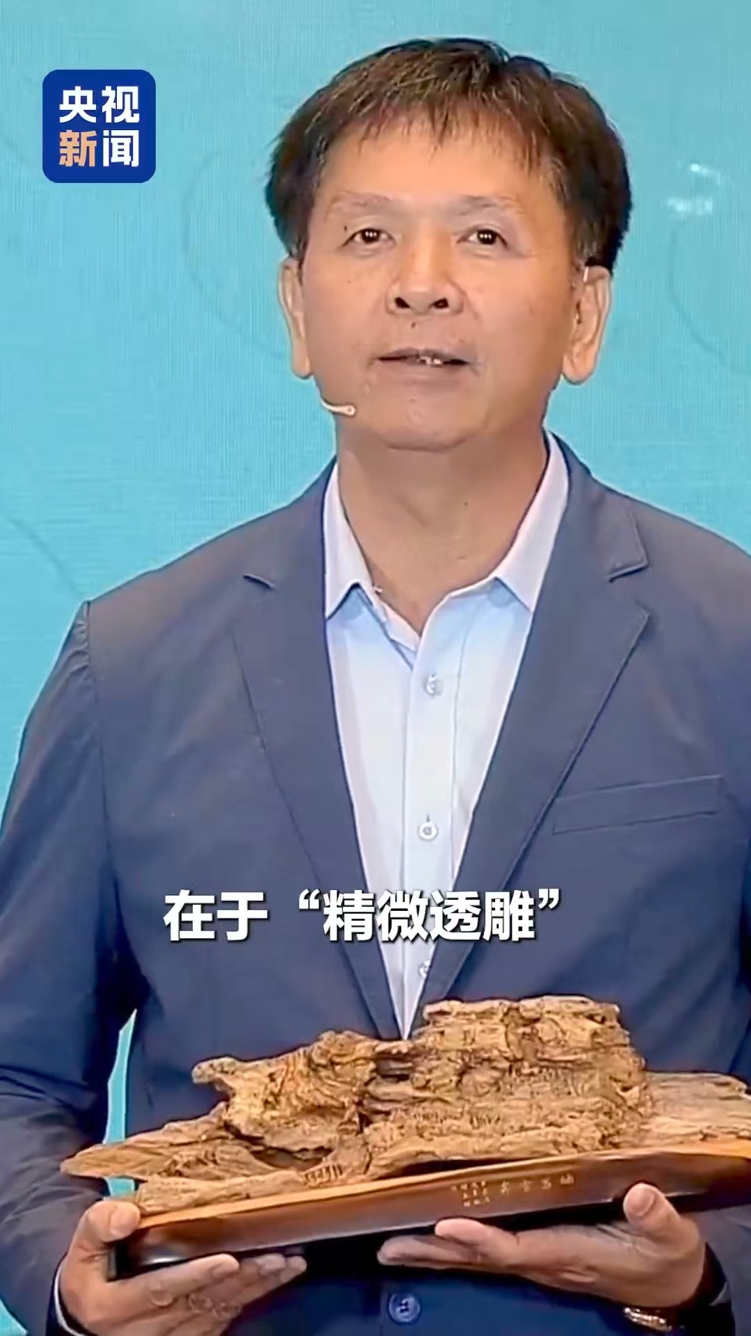 木雕3D清明上河图 郑春辉用四年将平面古画刻成立体史诗，正反两面分载两岸版本。人