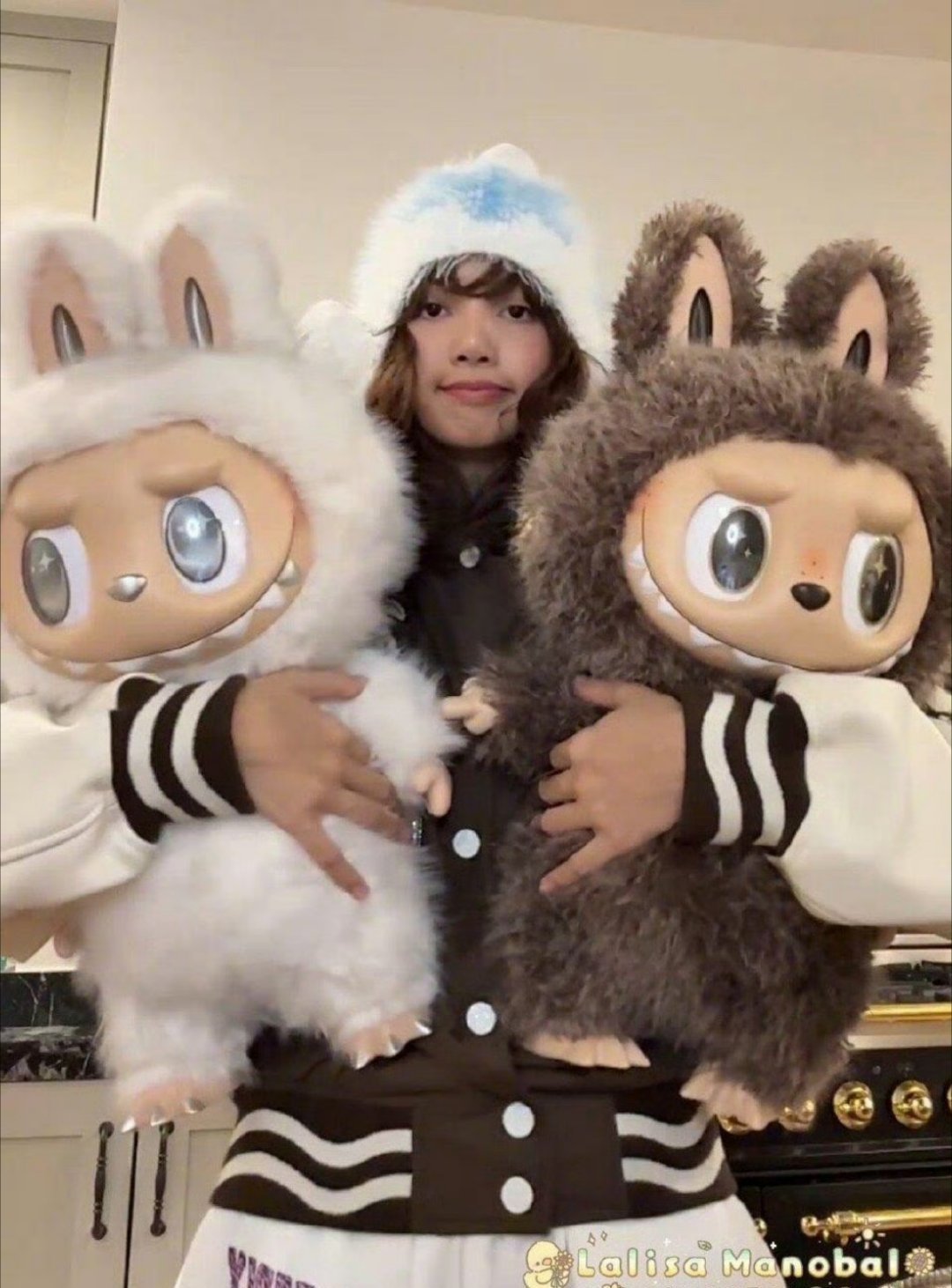 Lisa丢掉粉丝送的labubu 因为以前就拿到过摄像头的。[允悲]真的有风险 