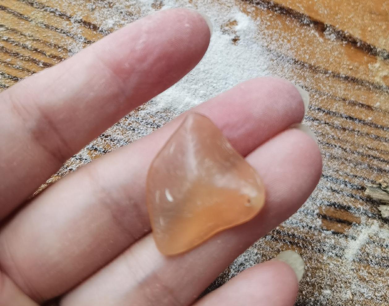 鱼惊石的变身 发小吃鱼得到一块鱼惊石，让我帮她打磨。今日创意手工分享
这块小小的