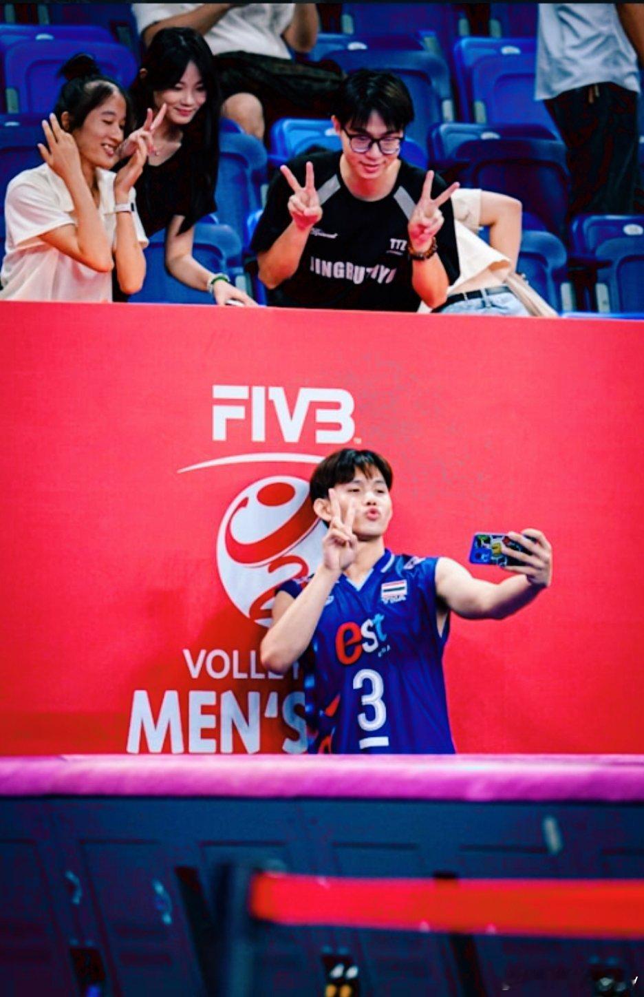 泰国男排拿了本方最高分的吉提蓬赛后和粉丝合影。2025u21男排世锦赛泰国男排 