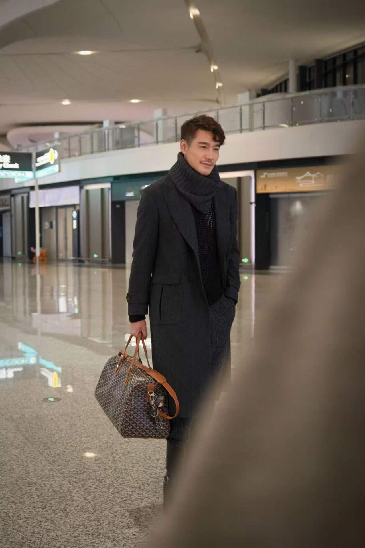 胡兵毛秋裤外穿走机场 胡兵现身机场，将秋裤外穿作为搭配亮点。整体造型简约利落，气