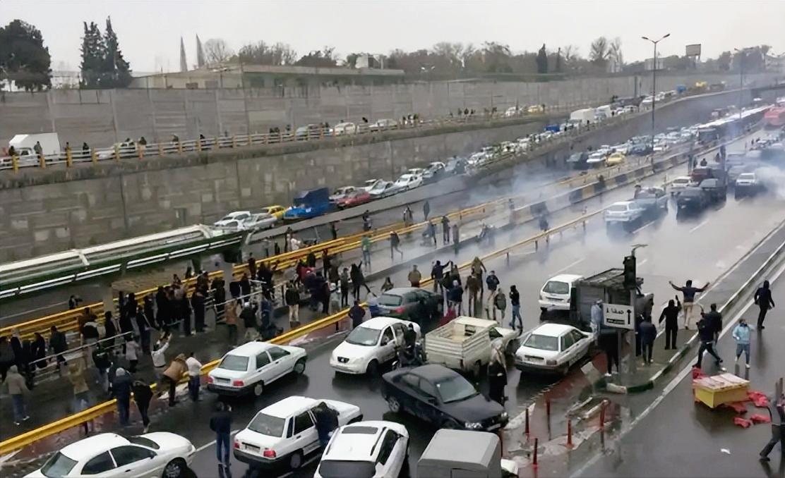 伊朗动手了！官方直接出手一口气抓了297个骚乱分子，关键是这伙人不简单，都跟美国