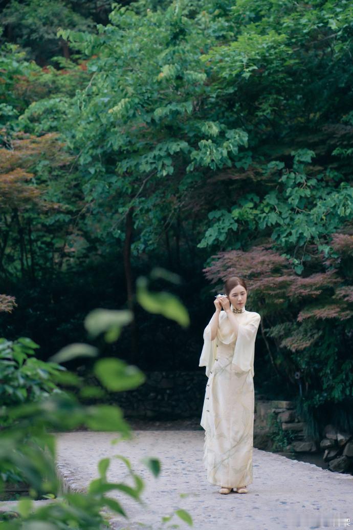 曾黎旗袍造型好温婉曾黎旗袍美人来了不愧是旗袍天选美人，身姿窈窕匀称，肩颈线条绝美