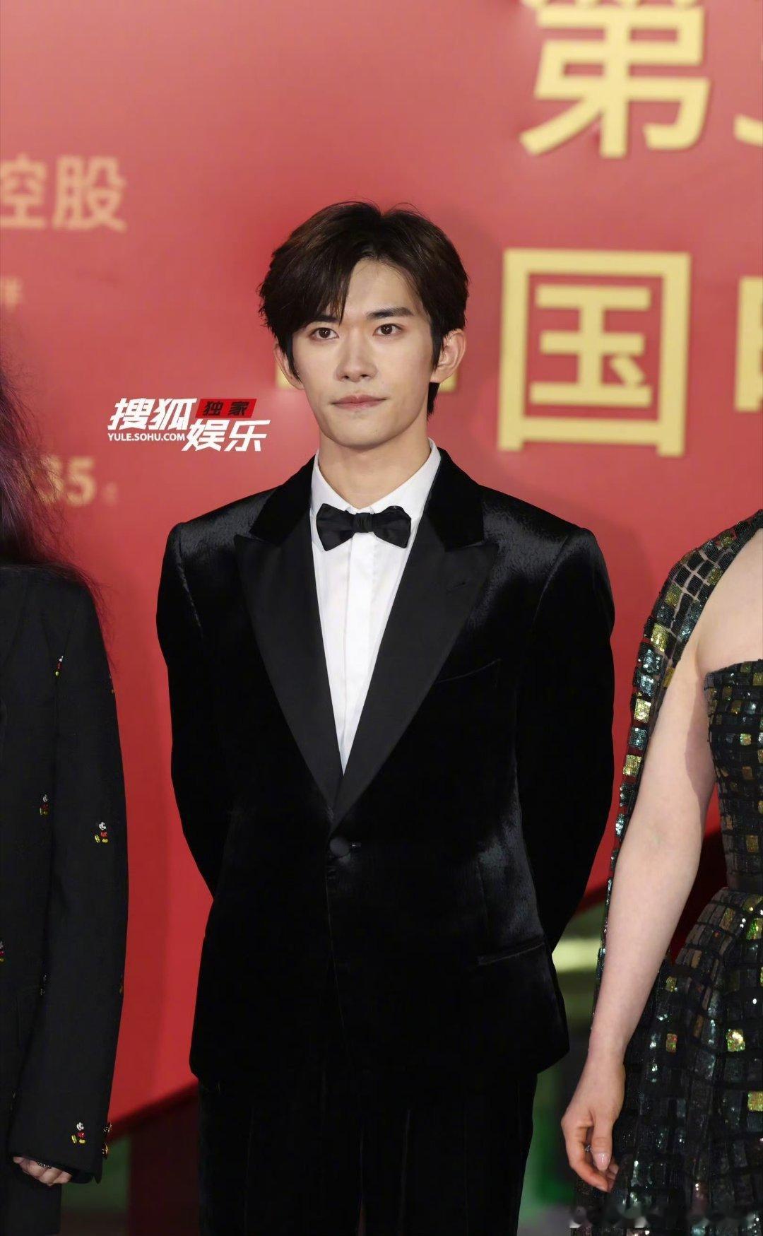 易烊千玺朱一龙红毯生图，都作为本届影帝火热人选，谁赢了？ 