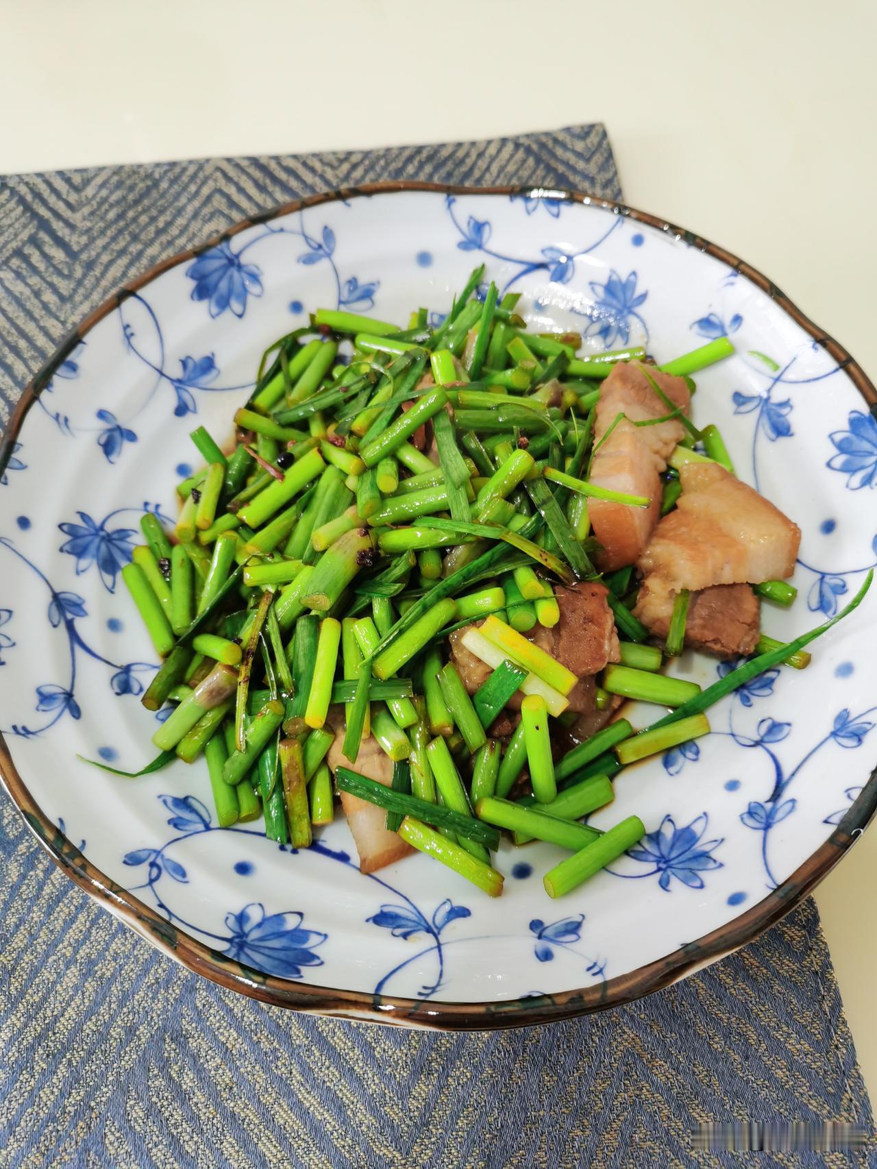 同事问我：你为啥每次公司聚餐都抢着坐边角？
我说：远离主位，不用敬酒，只管吃肉。