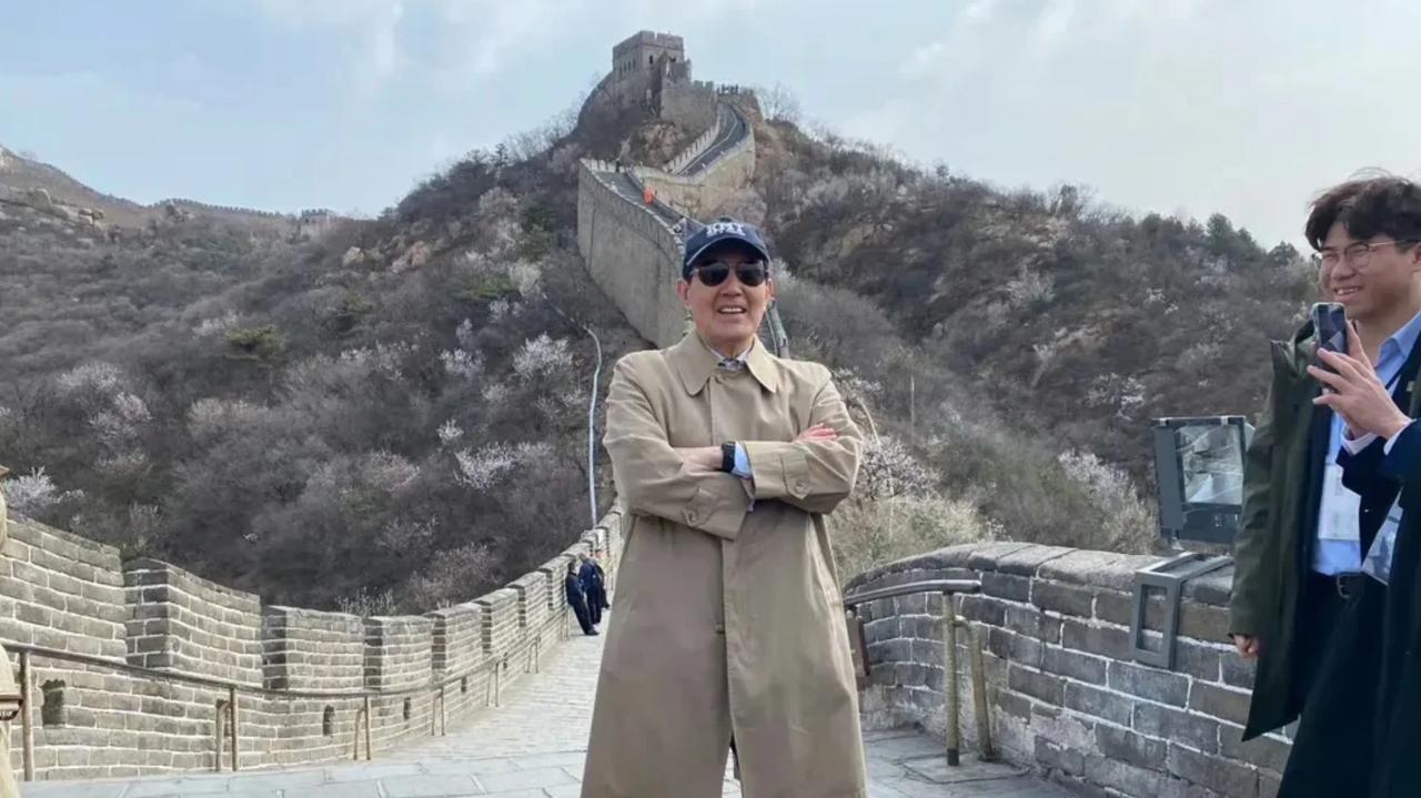 马英九有一个显著的特征，无论是参观长城、故宫，还是到访卢沟桥七七事变纪念碑，都是