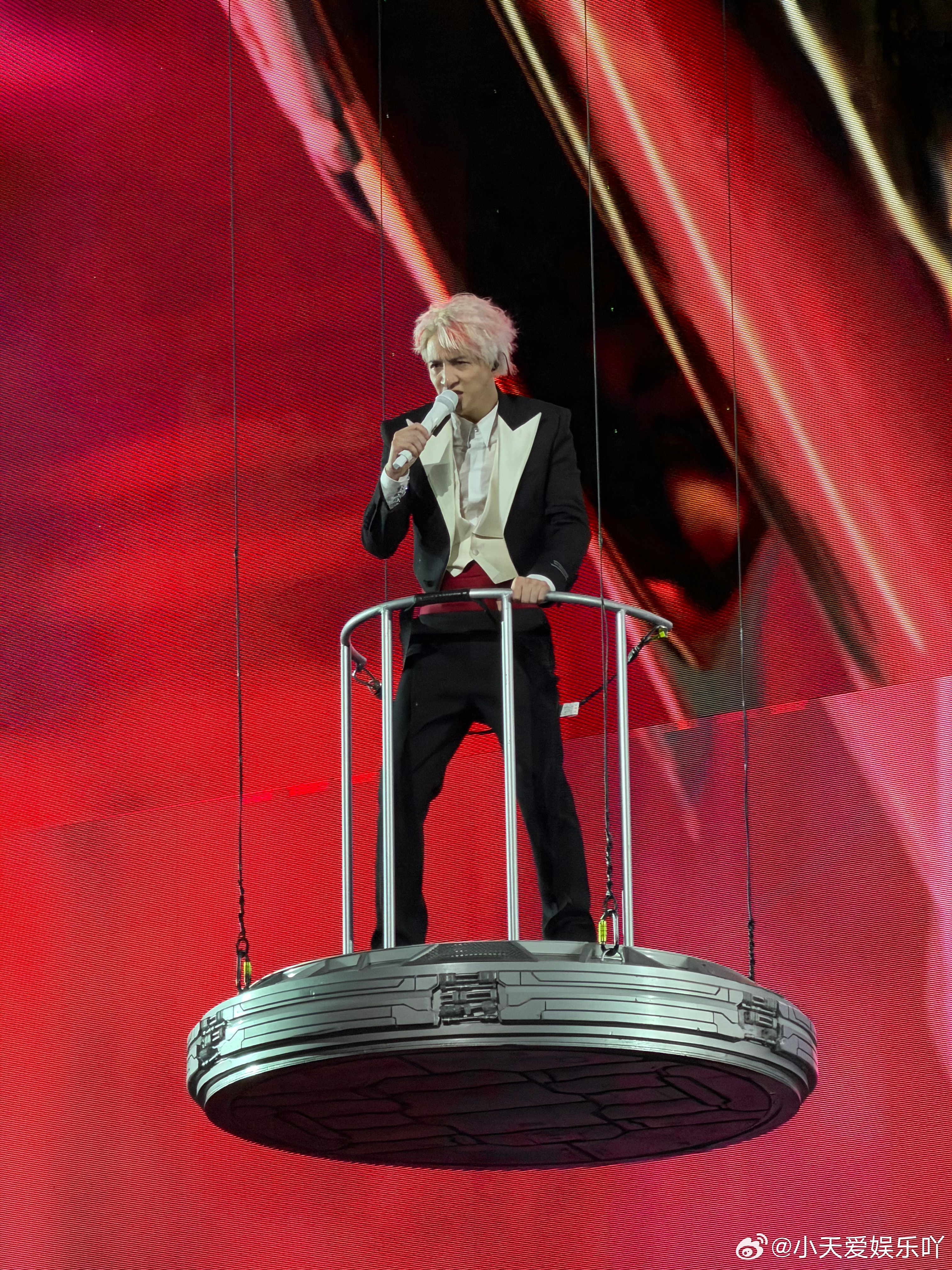 薛之谦吊威亚了薛之谦高台威亚薛之谦的舞台永远不会让人失望！高空威亚悬空献唱《我的