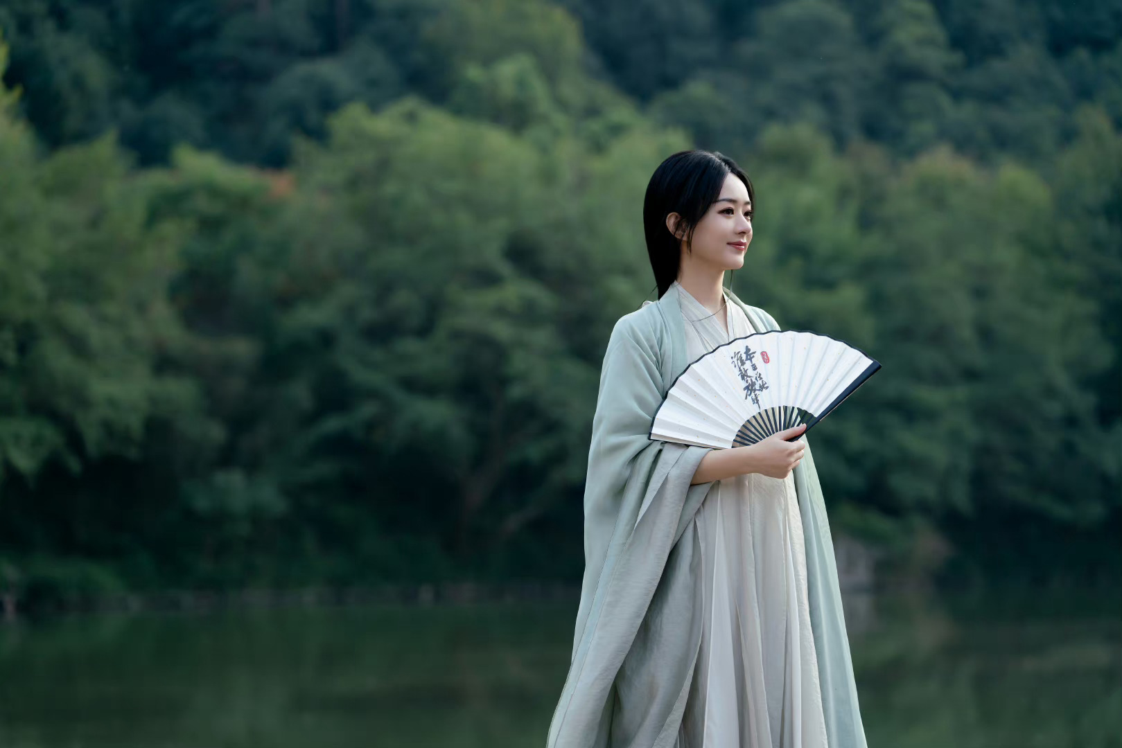 赵丽颖与凤行 zly赵丽颖沈璃 抬眼相逢一瞬静默停顿，隐晦心绪悄然蔓延，分寸之间